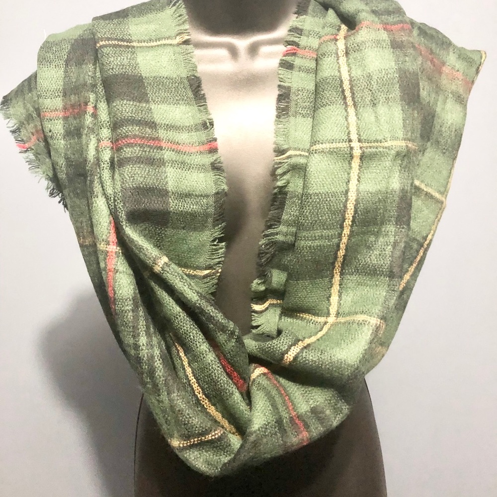 Green collard scarf